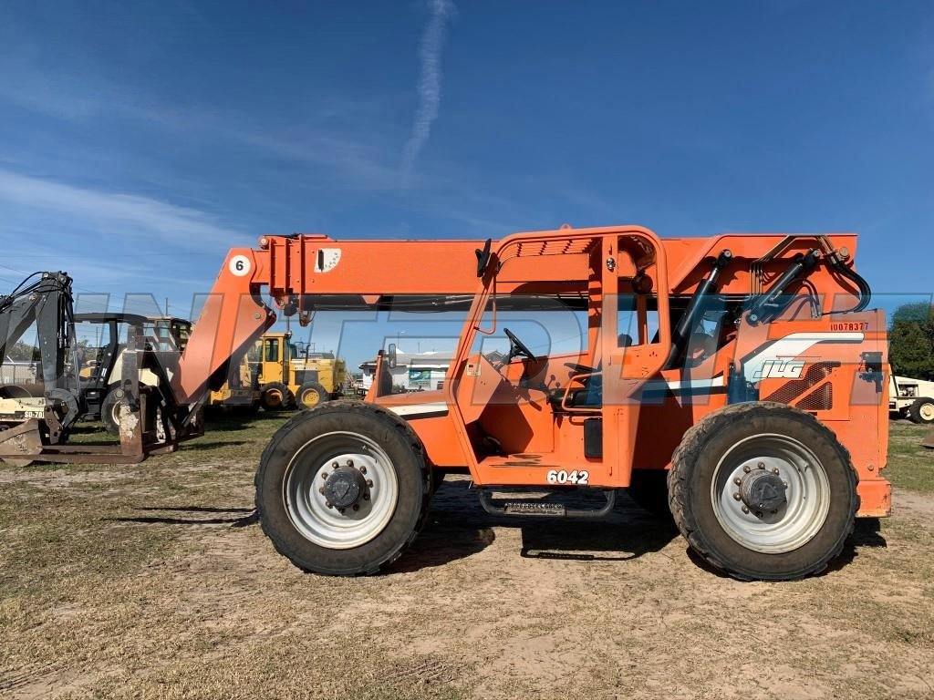 2011 SKYTRAK 6042 6000 LB DIESEL TELESCOPIC FORKLIFT TELEHANDLER