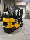 2021 CATERPILLAR 2C6000 6000 LB LP GAS FORKLIFT CUSHION 83/186" 3 STAGE MAST SIDE SHIFTING FORK POSITIONER ATTACHEMENT LOW HOURS STOCK # BF995349-BUF - United Lift LLC