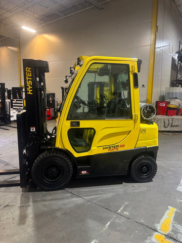 2021 HYSTER H50FT 5000 LB LP GAS FORKLIFT PNEUMATIC 86/189" 3 STAGE MAST SIDE SHIFTING FORK POSITIONER ENCLOSED CAB with HEAT 984 HOURS STOCK # BF9113729-BUF