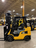 2021 CATERPILLAR/MITSUBISHI FGC25N 5000 LB LP GAS FORKLIFT CUSHION 94/217" 3 STAGE MAST SIDE SHIFTING FORK POSITIONER LOW HOURS STOCK # BF998729-BUF