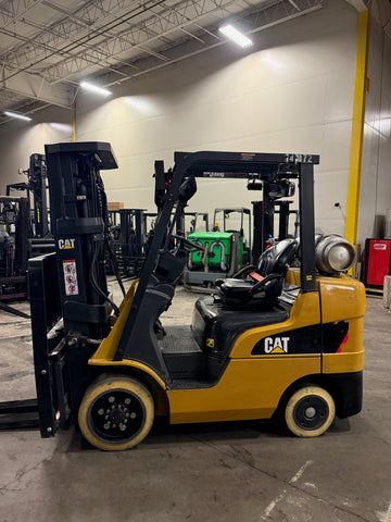 2019 CATERPILLAR 2C6000 6000 LB LP GAS FORKLIFT CUSHION 82/185" 3 STAGE MAST SIDE SHIFTER ORIGNAL PAINT & NON MARKING TIRES 2472 HOURS STOCK # BF985419-BUF - United Lift LLC