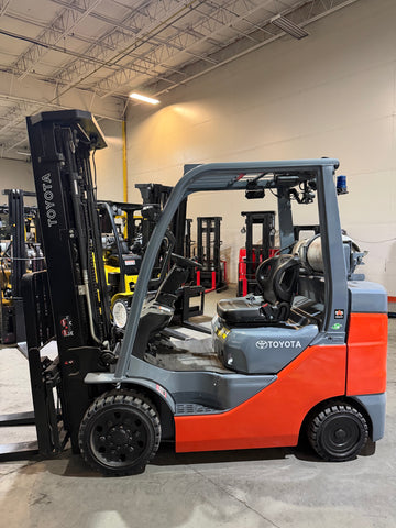2022 TOYOTA 8FGCU30 6000 LB LP GAS FORKLIFT CUSHION 94/198" 3 STAGE MAST SIDE SHIFTER 797 HOURS STOCK # BF9132739-BUF - United Lift LLC