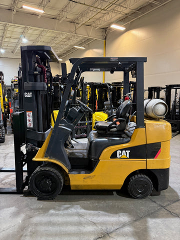 2019 CATERPILLAR 2C6000 6000 LB LP GAS FORKLIFT CUSHION 82/185" 3 STAGE MAST SIDE SHIFTER ORIGNAL PAINT 2473 HOURS STOCK # BF985239-BUF
