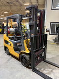 2019 CATERPILLAR 2C6000 6000 LB LP GAS FORKLIFT CUSHION 82/185" 3 STAGE MAST SIDE SHIFTER ORIGNAL PAINT 2473 HOURS STOCK # BF985239-BUF