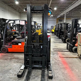 2022 YALE NR045EB 4500 LB ELECTRIC NARROW AISLE REACH FORKLIFT 95/212 3 STAGE MAST SIDE SHIFTER 5465 HOURS STOCK # BF9149539-MMOH - United Lift LLC