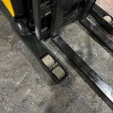2022 YALE NR045EB 4500 LB ELECTRIC NARROW AISLE REACH FORKLIFT 95/212 3 STAGE MAST SIDE SHIFTER 5465 HOURS STOCK # BF9149539-MMOH - United Lift LLC