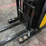2022 YALE NR045EB 4500 LB ELECTRIC NARROW AISLE REACH FORKLIFT 95/212 3 STAGE MAST SIDE SHIFTER 5465 HOURS STOCK # BF9149539-MMOH - United Lift LLC