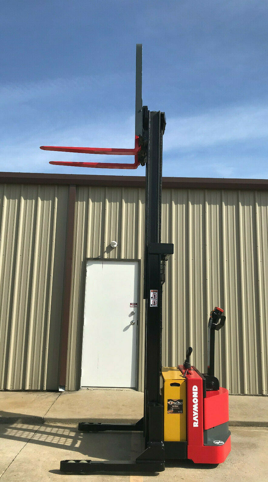 【中古】 Rannet El Khelkhal Setrak 2008 RAYMOND RSS40 4000 LB ELECTRIC FORKLIFT WALKIE STACKER