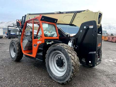 2022 JLG 742