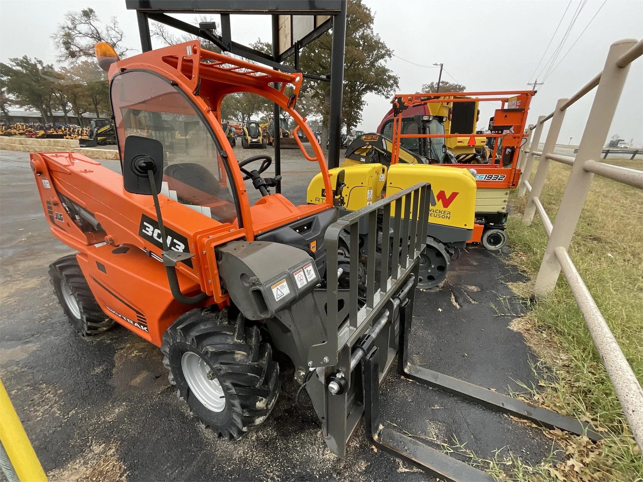 2020 SKYTRAK 3013 2700 LB DIESEL TELESCOPIC FORKLIFT ULTRA COMPACT